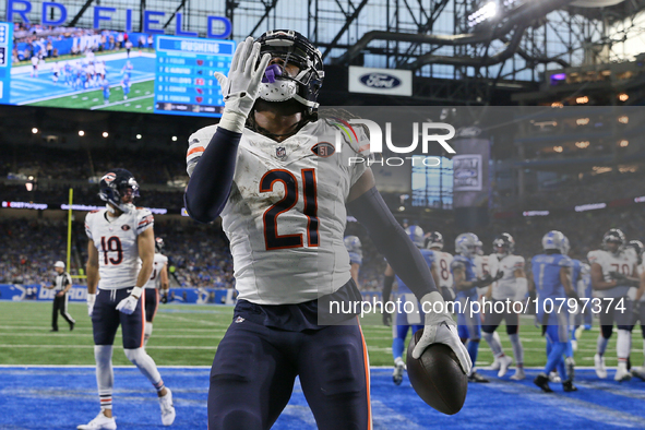 Chicago Bears running back D'Onta Foreman (21) scores a touchdown during the first half of an NFL football game between the Chicago Bears an...