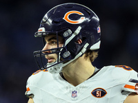 Chicago Bears tight end Cole Kmet (85) looks down the field ahead of an NFL  football game between the Detroit Lions and the Chicago Bears i...