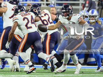 Chicago Bears quarterback Justin Fields (1) fakes a handoff to Chicago Bears running back Khalil Herbert (24) during  an NFL  football game...