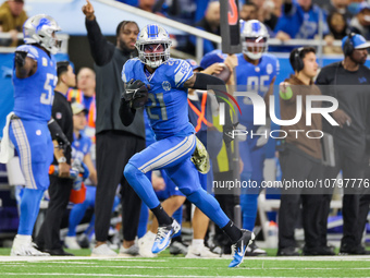 Detroit Lions safety Tracy Walker III (21) carries the ball during  an NFL  football game between the Detroit Lions and the Chicago Bears in...