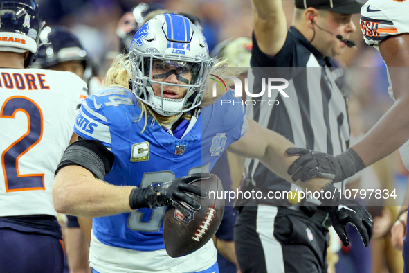 Detroit Lions linebacker Alex Anzalone (34) runs with the ball during  an NFL  football game between the Detroit Lions and the Chicago Bears...