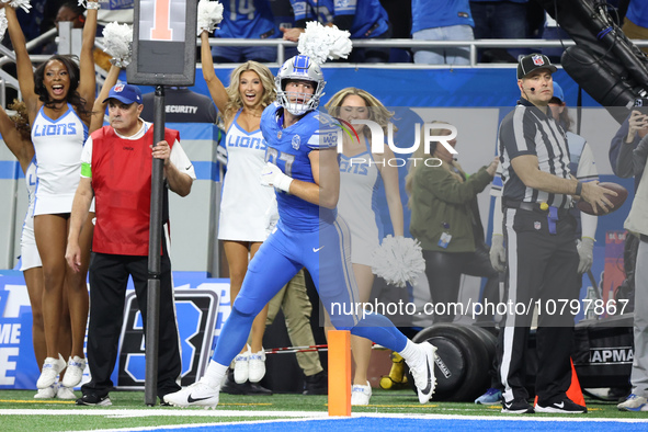 Detroit Lions tight end Sam LaPorta (87) scores a 2-point conversion during the second half of an NFL football game between the Chicago Bear...