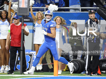 Detroit Lions tight end Sam LaPorta (87) scores a 2-point conversion during the second half of an NFL football game between the Chicago Bear...