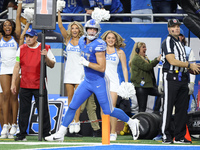 Detroit Lions tight end Sam LaPorta (87) scores a 2-point conversion during the second half of an NFL football game between the Chicago Bear...