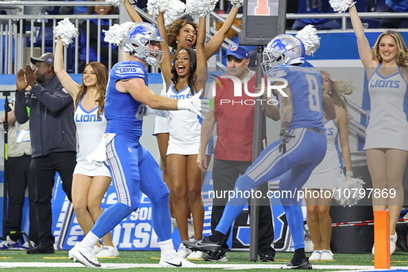 Detroit Lions tight end Sam LaPorta (87) celebrates his 2-point conversion with wide receiver Josh Reynolds (8) during the second half of an...