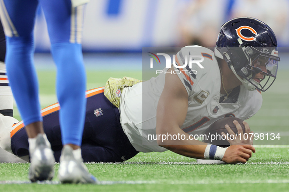 Chicago Bears quarterback Justin Fields (1) retains the ball after running for yardage during  an NFL  football game between the Detroit Lio...