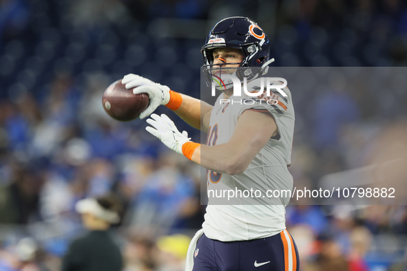 Chicago Bears tight end Robert Tonyan (18) looks to throw the ball down the field ahead of an NFL  football game between the Detroit Lions a...