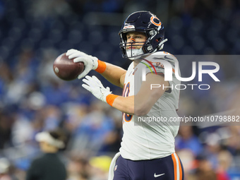 Chicago Bears tight end Robert Tonyan (18) looks to throw the ball down the field ahead of an NFL  football game between the Detroit Lions a...