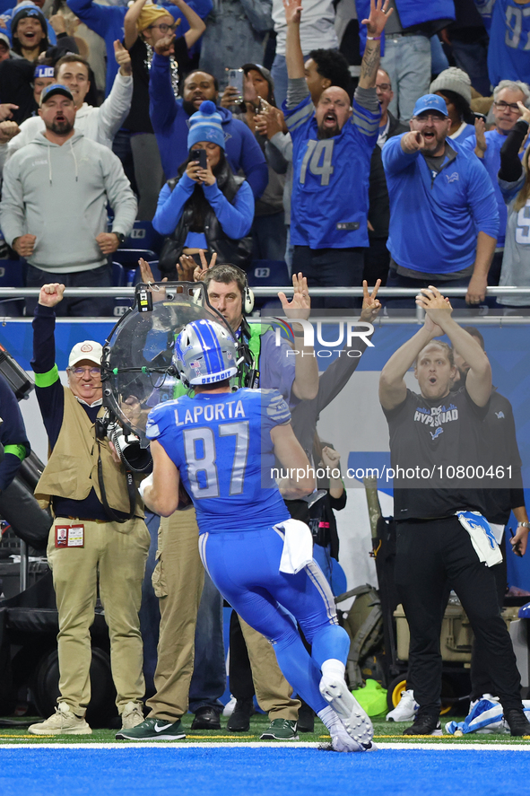 Detroit Lions tight end Sam LaPorta (87) scores a 2-point conversion during the second half of an NFL football game between the Chicago Bear...