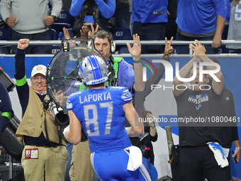 Detroit Lions tight end Sam LaPorta (87) scores a 2-point conversion during the second half of an NFL football game between the Chicago Bear...