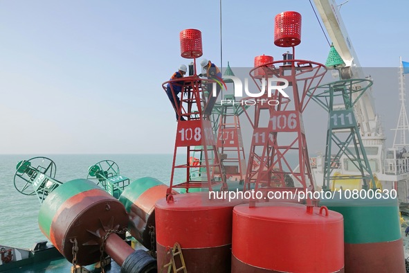 YANTAI, CHINA - NOVEMBER 21, 2023 - A worker installs a light for a beacon on the ''Haixun 153'' navigation ship in Yantai, Shandong provinc...