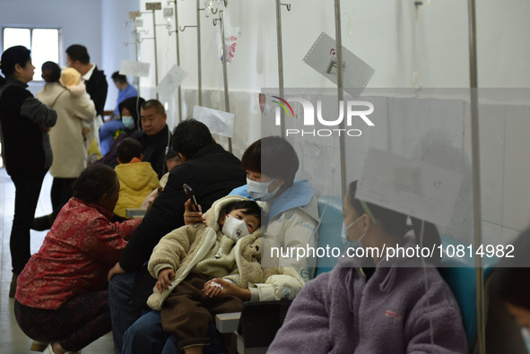 Sick children, accompanied by their parents, are receiving infusion treatment at the Department of Pediatrics of the People's Hospital in Fu...