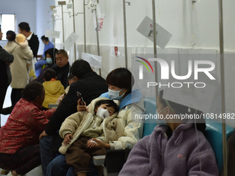 Sick children, accompanied by their parents, are receiving infusion treatment at the Department of Pediatrics of the People's Hospital in Fu...