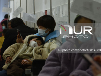 Sick children, accompanied by their parents, are receiving infusion treatment at the Department of Pediatrics of the People's Hospital in Fu...