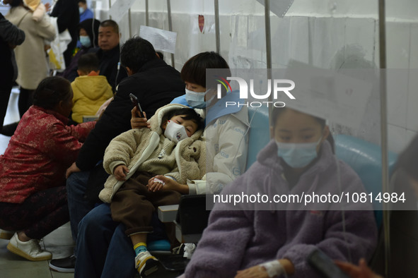 Sick children, accompanied by their parents, are receiving infusion treatment at the Department of Pediatrics of the People's Hospital in Fu...