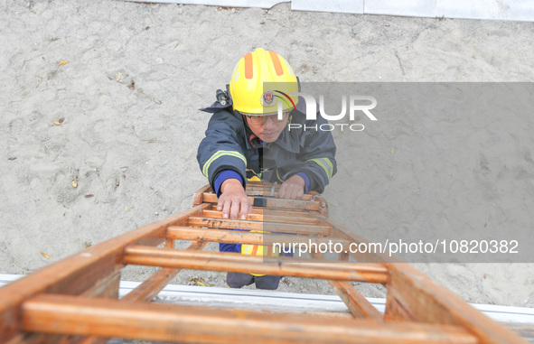 Firefighters are conducting a fire drill at the Qianyuan fire prevention and rescue station in Deqing County, Huzhou City, Zhejiang Province...