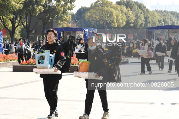 Candidates are walking into a test room to take the Jiangsu Provincial Unified Examination for Fine Arts and Art Design at the test center o...