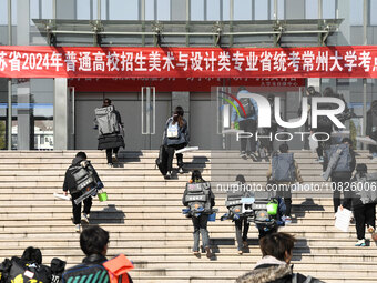 Candidates are walking into a test room to take the Jiangsu Provincial Unified Examination for Fine Arts and Art Design at the test center o...