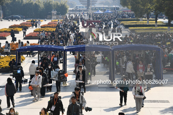 Candidates for the Jiangsu Provincial Unified Examination of Fine Arts and Art Design are passing through the intelligent security gate at t...