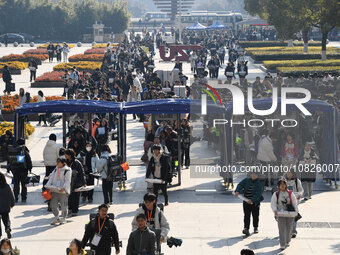 Candidates for the Jiangsu Provincial Unified Examination of Fine Arts and Art Design are passing through the intelligent security gate at t...