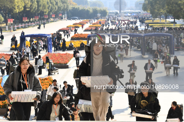 Candidates are walking into a test room to take the Jiangsu Provincial Unified Examination for Fine Arts and Art Design at the test center o...