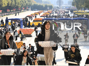 Candidates are walking into a test room to take the Jiangsu Provincial Unified Examination for Fine Arts and Art Design at the test center o...