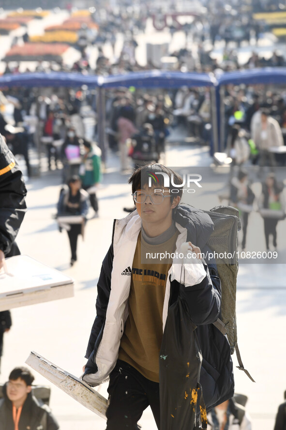 Candidates are walking into a test room to take the Jiangsu Provincial Unified Examination for Fine Arts and Art Design at the test center o...