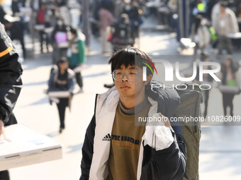 Candidates are walking into a test room to take the Jiangsu Provincial Unified Examination for Fine Arts and Art Design at the test center o...