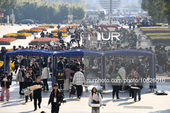 Candidates for the Jiangsu Provincial Unified Examination of Fine Arts and Art Design are passing through the intelligent security gate at t...