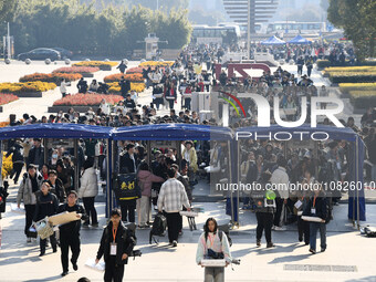 Candidates for the Jiangsu Provincial Unified Examination of Fine Arts and Art Design are passing through the intelligent security gate at t...