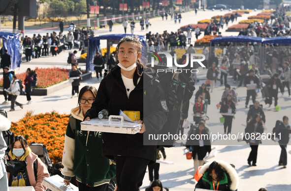 Candidates are walking into a test room to take the Jiangsu Provincial Unified Examination for Fine Arts and Art Design at the test center o...