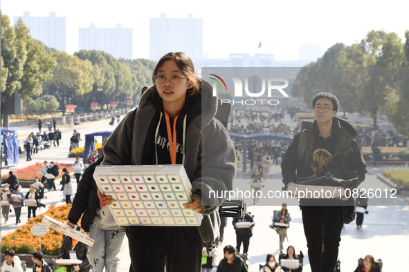 Candidates are walking into a test room to take the Jiangsu Provincial Unified Examination for Fine Arts and Art Design at the test center o...