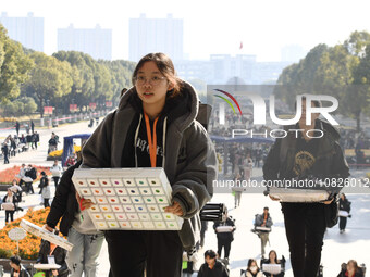 Candidates are walking into a test room to take the Jiangsu Provincial Unified Examination for Fine Arts and Art Design at the test center o...