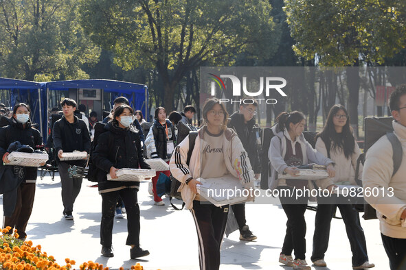 Candidates are walking into a test room to take the Jiangsu Provincial Unified Examination for Fine Arts and Art Design at the test center o...