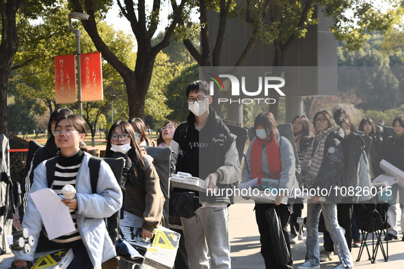 Candidates are walking into a test room to take the Jiangsu Provincial Unified Examination for Fine Arts and Art Design at the test center o...