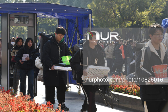 Candidates are walking into a test room to take the Jiangsu Provincial Unified Examination for Fine Arts and Art Design at the test center o...