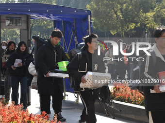 Candidates are walking into a test room to take the Jiangsu Provincial Unified Examination for Fine Arts and Art Design at the test center o...