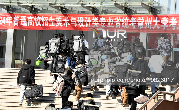 Candidates are walking into a test room to take the Jiangsu Provincial Unified Examination for Fine Arts and Art Design at the test center o...