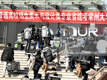 Candidates are walking into a test room to take the Jiangsu Provincial Unified Examination for Fine Arts and Art Design at the test center o...