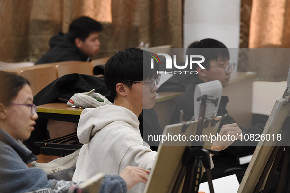 Candidates are taking part in the Jiangsu Provincial Unified Examination of Fine Arts and Art Design at the test center of Changzhou Univers...