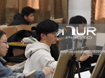 Candidates are taking part in the Jiangsu Provincial Unified Examination of Fine Arts and Art Design at the test center of Changzhou Univers...