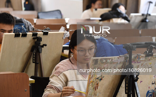 Candidates are taking part in the Jiangsu Provincial Unified Examination of Fine Arts and Art Design at the test center of Changzhou Univers...