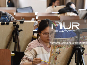 Candidates are taking part in the Jiangsu Provincial Unified Examination of Fine Arts and Art Design at the test center of Changzhou Univers...