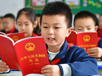 Students are reading and studying the Constitution at Xiguan Primary School in the Fushan district of Yantai, East China's Shandong province...