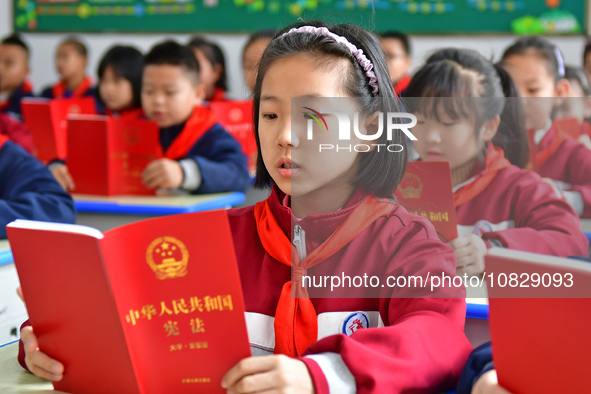 Students are reading and studying the Constitution at Xiguan Primary School in the Fushan district of Yantai, East China's Shandong province...