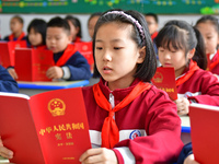 Students are reading and studying the Constitution at Xiguan Primary School in the Fushan district of Yantai, East China's Shandong province...