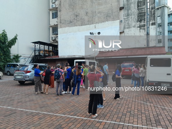 Officr Workers And Studentd Stand Outside After An Earthquake Was Felt In Manila, Philippines On December 5, 2023. A Magnitude 5.9 Earthquak...