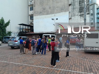 Officr Workers And Studentd Stand Outside After An Earthquake Was Felt In Manila, Philippines On December 5, 2023. A Magnitude 5.9 Earthquak...