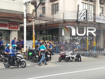 Officr Workers And Studentd Stand Outside After An Earthquake Was Felt In Manila, Philippines On December 5, 2023. A Magnitude 5.9 Earthquak...