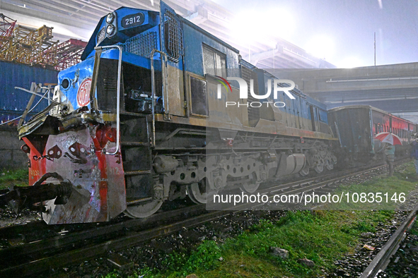 Rescue Workers Carry Out A Rescue Operation After A Passenger Train Collided With A Crane In Dhaka, Bangladesh, On December 7, 2023. At Leas...